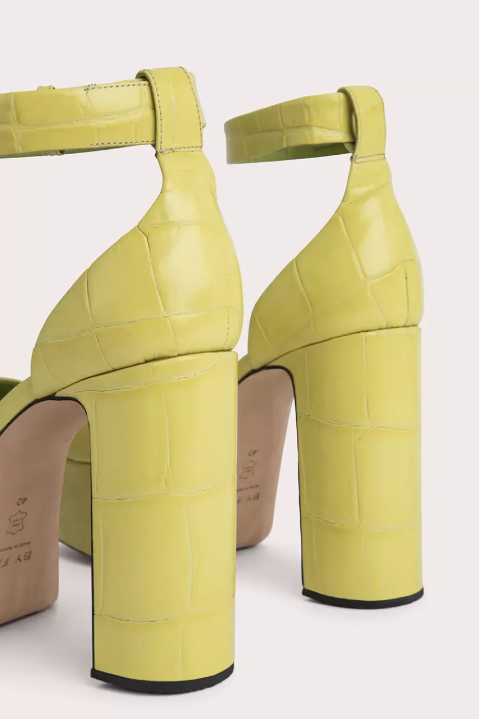 Barb Apple Maxi Croco Embossed Leather