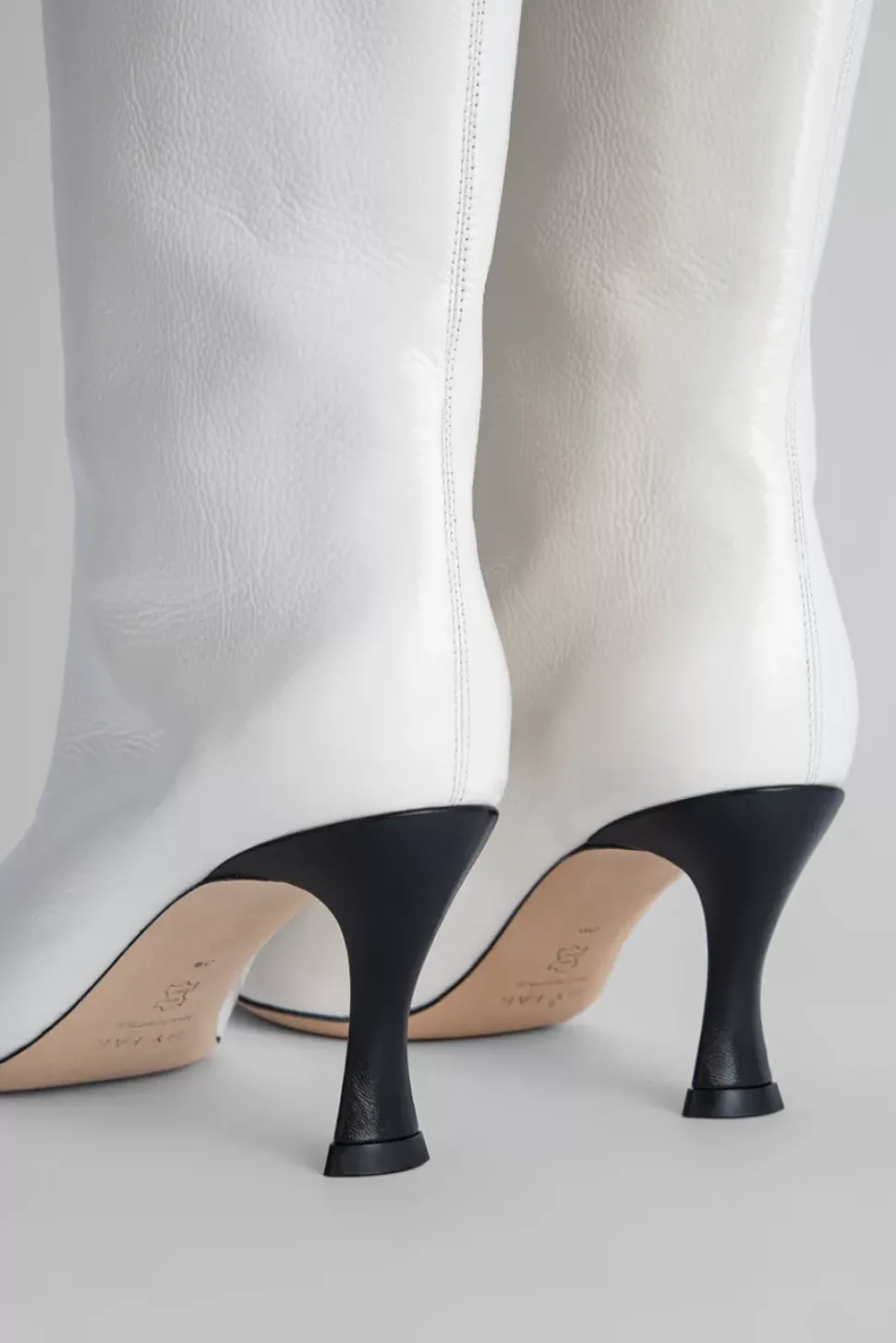 Stevie 42 White Gloss Grained Leather